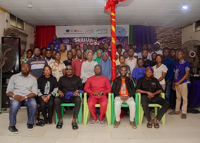 Participants in a group photograph with Local Government Officials. From the middle: Executive Chairman, Somolu L.G, Hon. Abdulhammed Salawu. Represented by Hon. Ayo Hector-Coker (Supervisor for Agric, Social & Community Affairs). On his right hand is Hon. Odubanjo Tosin,  (Supervisor for ICT, Somolu L.G). Followed by Mrs. Oluwayemisi Ogunnusi (Head of ICT Unit, Somolu L.G) also to her right is Mr. Owolabi 'Ajimomuya' Oseni ( Chief Press Secretary, Somolu L.G). On the left hand side of the Executive Chairman is Kola Muhammed (Special Adviser on ICT, Somolu LG) followed by Prince Adeeso (SSA on Edcucation, Somolu L.G)